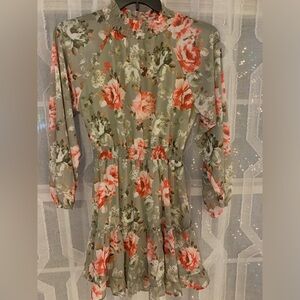 Trending Village dress with adjustable sleeve and it has liner